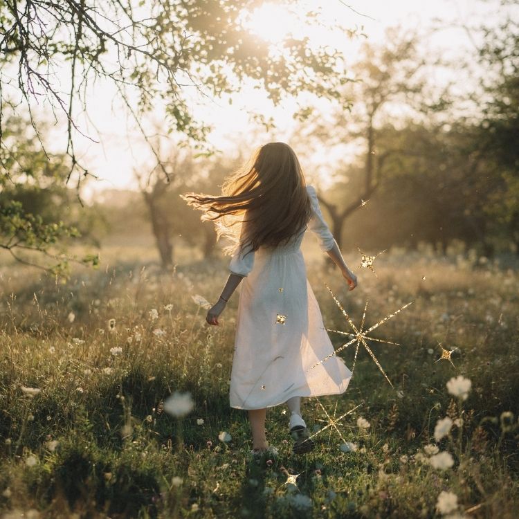 Frau im Wald Sonne Magie